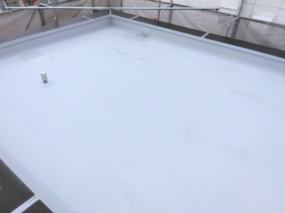 【大規模修繕】屋上防水は完了し、外壁塗装は細部の仕上げに（小倉南区の外壁塗装・屋上防水工事）