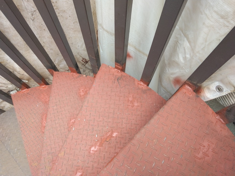 【大規模修繕】非常階段の鉄部補修は完了、外壁補修は進行中です（小倉北区の外壁改修・塗装、屋上防水）