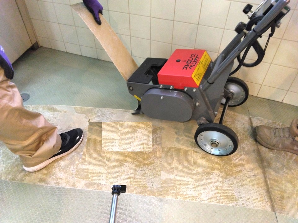 【防滑シート張替え】小倉北区の施設にて、トイレ床シートの張替え工事をさせて頂いております。